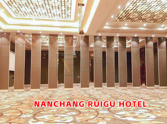 Un buon prezzo. Nanchang RuiGu Hotel: Parete divisoria acustica in legno con rullo in acciaio inossidabile 304 e profilo 6061-T6 per altezze fino a 18M in linea