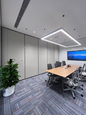 Sala di conferenze in alluminio e acciaio con pareti divisorie mobili con pannelli oscillanti