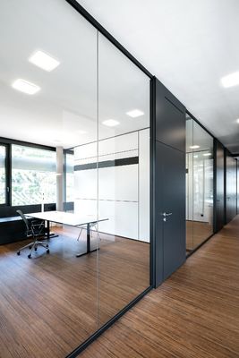 Un buon prezzo. Sistema di pareti divisorie senza cornice in vetro per ufficio Privacy vetro temperato da 12 mm con profilo in alluminio vetro panoramico in linea