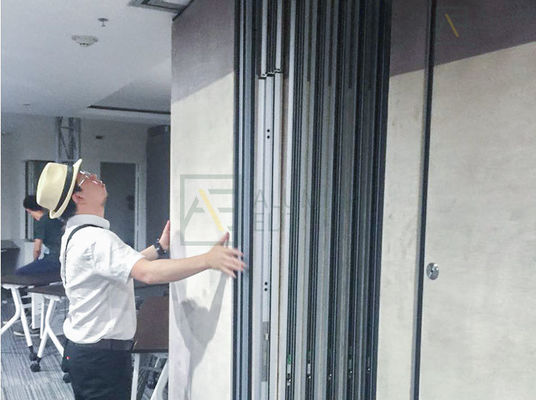 Un buon prezzo. Pareti mobili commerciali con rulli in acciaio inossidabile da 68 mm a 105 mm di spessore e isolamento acustico da 56 dB in linea